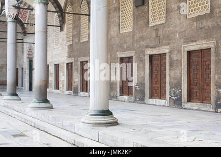 Portikus mit Säulen aus Marmor und Türen hintereinander im Innenhof einer alten Moschee Stockfoto