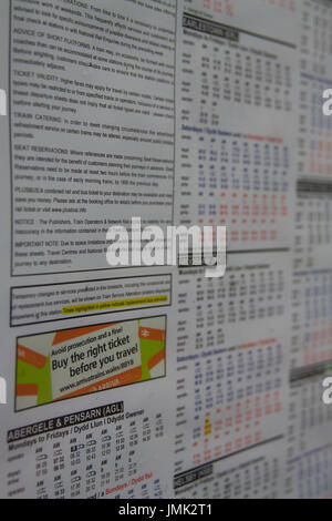 Arriva Züge Wales Zeitplan Informationen A bis Z Plakat an Runcorn Osten zeigen kaufen bevor Sie Board BBYB Farbe Grafik. Stockfoto