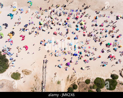Drohne-Ansicht von Menschen am Strand. Valdevaqueros, Tarifa, Cádiz, Costa De La Luz, Andalusien, Spanien. Stockfoto