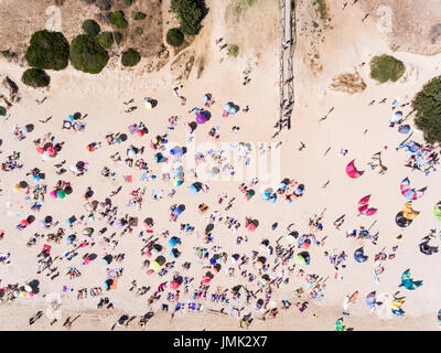 Drohne-Ansicht von Menschen am Strand. Valdevaqueros, Tarifa, Cádiz, Costa De La Luz, Andalusien, Spanien. Stockfoto