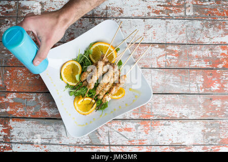 Hühnerspieß in einer Schüssel mit Olivenöl Stockfoto