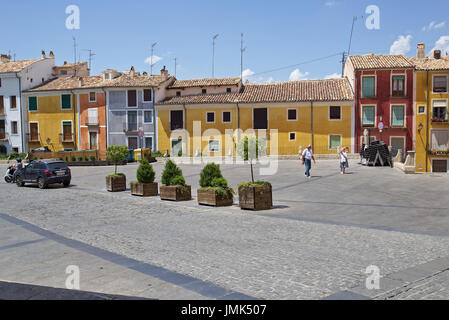 Bild von Plaza Mayor, der Platz vor der Kathedrale von Cuenca, mit charakteristischen Farbe Fassade Häuser. Cuenca, Castilla La Mancha, Spanien. Stockfoto