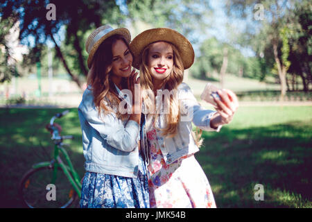 Freundinnen unter Selfie an einem Nationalpark. Stockfoto