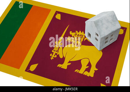 Kleines Haus auf eine Flagge - lebende oder migrieren nach Sri Lanka Stockfoto