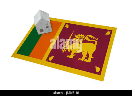 Kleines Haus auf eine Flagge - lebende oder migrieren nach Sri Lanka Stockfoto