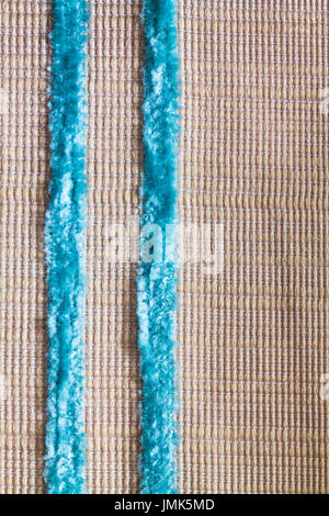 Struktur aus weißem Stoff aus Polyester gefertigt, mit zwei blauen Streifen Stockfoto