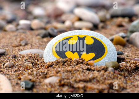 Paphos, Zypern - 22. November 2016 Kiesel mit gemalten Schild Batman auf Strandsand. Stockfoto