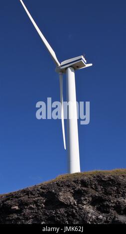 Wind Turbine gegen den tiefblauen Himmel, Workington, Cumbria, Vereinigtes Königreich Stockfoto