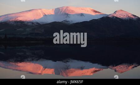 Die schneebedeckten Skiddaw in Bassenthwaite Lake, Cumbria, Vereinigtes Königreich wider Stockfoto