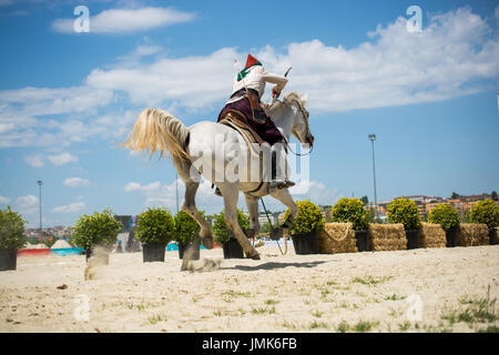 Osmanische Reiter in seiner ethnischen Kleidung auf seinem Pferd Reiten Stockfoto