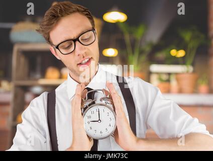 Digitalen Verbund aus Mann, hält die Uhr vor der café Stockfoto