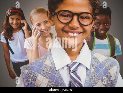 Digital Composite Kinder lächelnd auf Handys Stockfoto