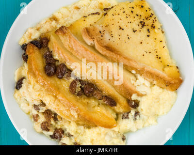 Traditionelle Bread And Butter Pudding gebacken Dessert auf blauem Grund aus Holz Stockfoto