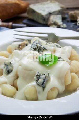 Hausgemachte italienische Pasta mit Gorgonzola traditionelle Käse Stockfoto