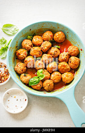 Spanische Chorizo Frikadellen mit Chili und Basilikum auf blauen Pfanne Stockfoto