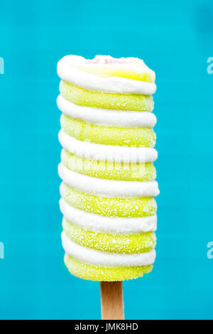 Twister-Ananas, Limette, Erdbeer Zentrum Eis Lutscher auf stick Stockfoto