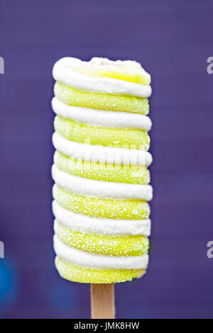 Twister-Ananas, Limette, Erdbeer Zentrum Eis Lutscher auf stick Stockfoto