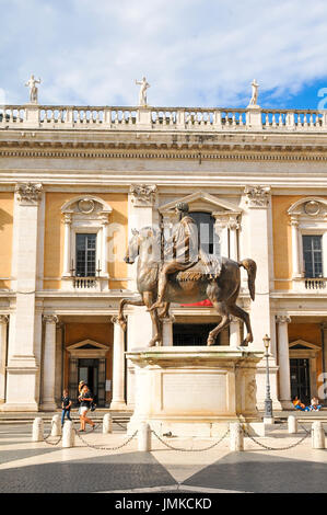 Rom, Italien - 20. Juni 2016: Touristen besuchen die Kapitolinischen Hügel Museum bewacht ein Replikat der Reiterstatue des Marcus Aurelius in Rom, Italien Stockfoto