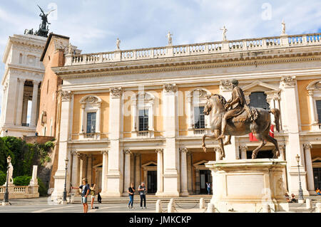 Rom, Italien - 20. Juni 2016: Touristen besuchen die Kapitolinischen Hügel Museum bewacht ein Replikat der Reiterstatue des Marcus Aurelius in Rom, Italien Stockfoto