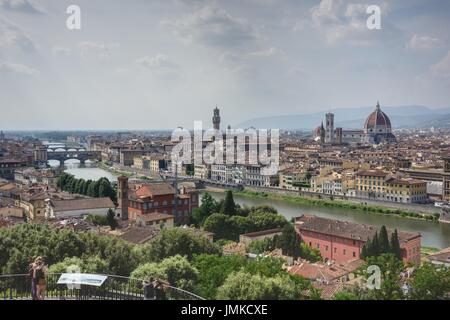 Florenz, Stadtpanorama Vom Piazzale Michelangelo Mit Ponte Vecchio Und Dom - Florenz, Panorama vom Piazzale Michelangelo mit Ponte Vecchio und Kuppel Stockfoto