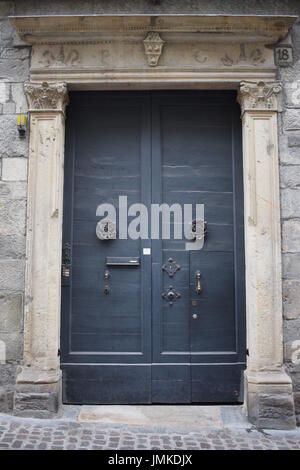 Große blaue Eingangstür mit Türklopfer in Bergamo, Citta Alta, Italien Stockfoto
