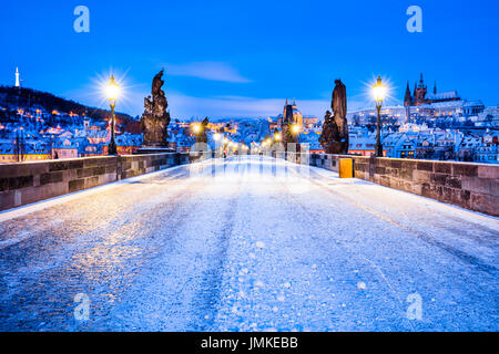 Europa, Tschechische Republik, Tschechien, Prag, Praha, historische Altstadt, UNESCO, Karlsbrücke, Karluv Most, Wahrzeichen über Moldau, Moldau, Winter Stockfoto