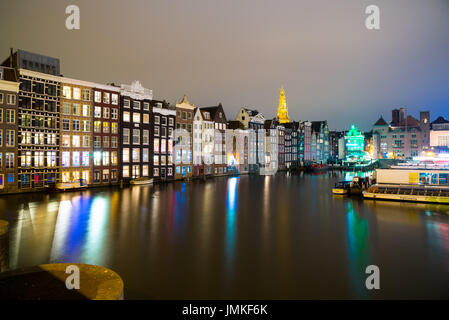 Blick auf die Amsterdamer Grachten und Böschungen entlang sie nachts. Stockfoto