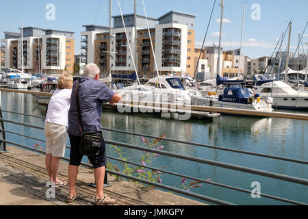 25. Juli 2017 - Matue im Ruhestand paar stützte sich auf das Geländer Rof Portishead Marina erholsamen Sommer 2017. Stockfoto