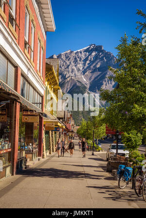 Malerischen street View von der Haupteinkaufsstraße Banff an einem sonnigen Sommertag. Stockfoto