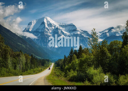 Malerische Yellowhead Highway im Mount Robson Provincial Park mit Mount Robson im Hintergrund. Stockfoto