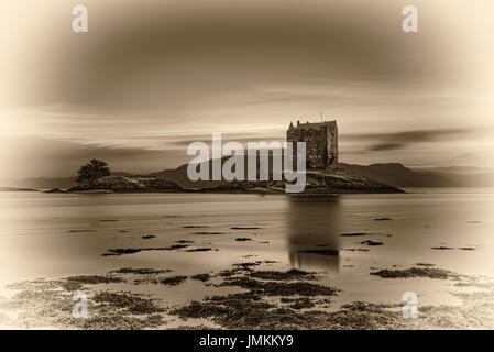 Sonnenuntergang über Castle Stalker, Highlands, Schottland, Vereinigtes Königreich. Vintage schwarze und weiße verarbeitet. Stockfoto