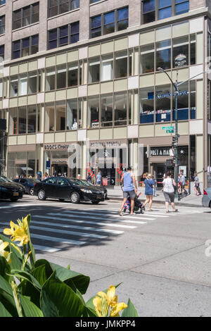 Die Sixth Avenue am Bryant Park, New York City, USA Stockfoto