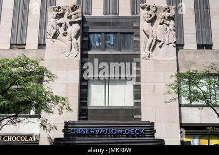 „Transmission“- oder „Television & Radio“-Skulpturen über dem Observation Deck Marquee im 30 Rockefeller Center, New York City, USA 2017 Stockfoto