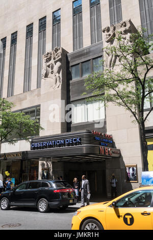 "Transmission" oder "Fernsehen" und "Radio" Skulpturen auf dem Observation Deck Festzelt, Rockefeller Center, NYC Stockfoto