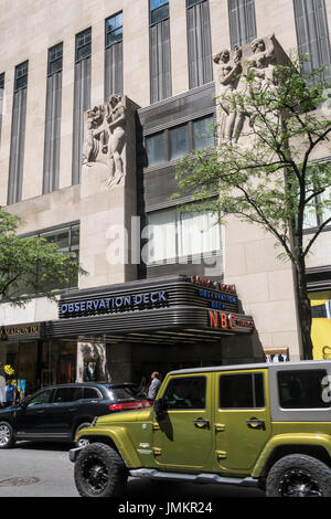 "Transmission" oder "Fernsehen" und "Radio" Skulpturen auf dem Observation Deck Festzelt, Rockefeller Center, NYC Stockfoto