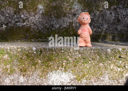 Kleinen Oldtimer Gummipuppe außerhalb des Hauses Stockfoto