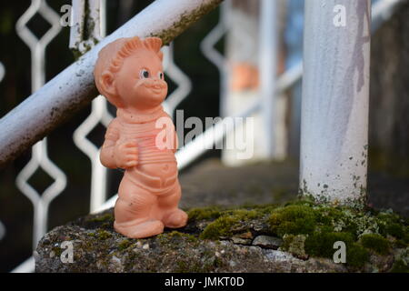 Kleinen Oldtimer Gummipuppe außerhalb des Hauses Stockfoto