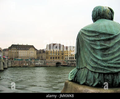 Die Helvetia-Statue in Basel schaut über den Rhein. Stockfoto