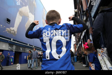 Everton-Fans zeigen ihre Unterstützung für Wayne Rooney außerhalb der Erde, bevor der UEFA Europa League 3. Qualifikationsrunde, Hinspiel im Goodison Park, Liverpool entsprechen. PRESSEVERBAND Foto. Bild Datum: Donnerstag, 27. Juli 2017. Vgl. PA Geschichte Fußball Everton. Bildnachweis sollte lauten: Barrington Coombs/PA Wire Stockfoto