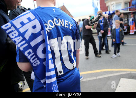 Everton-Fans zeigen ihre Unterstützung für Wayne Rooney außerhalb der Erde, bevor der UEFA Europa League 3. Qualifikationsrunde, Hinspiel im Goodison Park, Liverpool entsprechen. PRESSEVERBAND Foto. Bild Datum: Donnerstag, 27. Juli 2017. Vgl. PA Geschichte Fußball Everton. Bildnachweis sollte lauten: Barrington Coombs/PA Wire Stockfoto