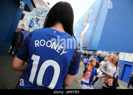 Everton-Fans zeigen ihre Unterstützung für Wayne Rooney außerhalb der Erde, bevor der UEFA Europa League 3. Qualifikationsrunde, Hinspiel im Goodison Park, Liverpool entsprechen. PRESSEVERBAND Foto. Bild Datum: Donnerstag, 27. Juli 2017. Vgl. PA Geschichte Fußball Everton. Bildnachweis sollte lauten: Barrington Coombs/PA Wire Stockfoto