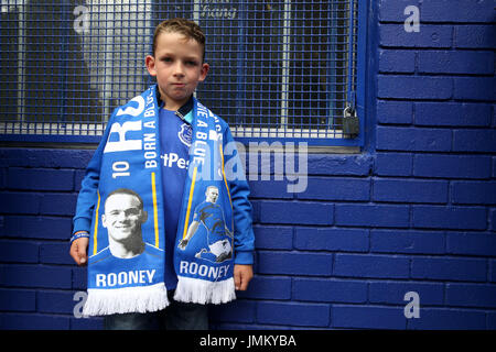 Everton-Fans zeigen ihre Unterstützung für Wayne Rooney außerhalb der Erde, bevor der UEFA Europa League 3. Qualifikationsrunde, Hinspiel im Goodison Park, Liverpool entsprechen. PRESSEVERBAND Foto. Bild Datum: Donnerstag, 27. Juli 2017. Vgl. PA Geschichte Fußball Everton. Bildnachweis sollte lauten: Barrington Coombs/PA Wire Stockfoto