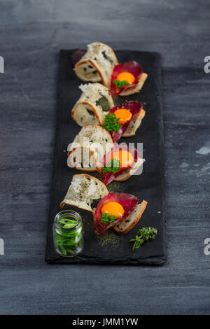 Mini-Sandwiches Essen eingestellt. Brushetta oder authentischen traditionellen spanischen Tapas für Mittagstisch. Leckerer Snack, Vorspeise, Antipasti-Party oder Picknick pünktlich. Ansicht von oben. Stockfoto