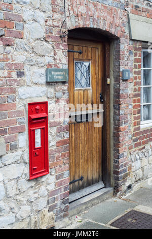 Haus mit sehr bequemen Briefkasten platziert an der Vorderseite ihres Hauses neben ihren Briefkasten. Stockfoto