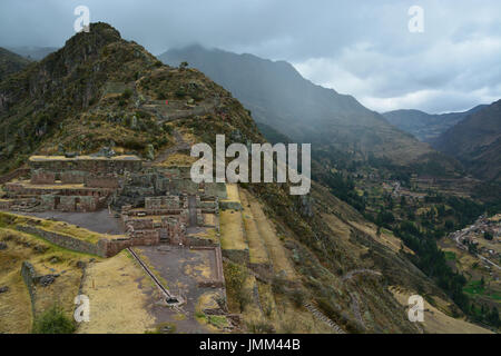 Der Sonnentempel in Pisac mit Blick auf das Tal und wurde für Inca religiösen Zeremonien verwendet. Stockfoto