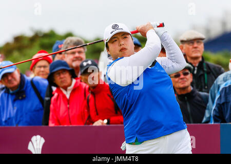 Irvine, Schottland. 27. Juli 2017. Der erste Tag der 15. Scottish Open Golf Championship begann heute mit 156 Spielern aus 32 Nationen, für das größte Preisgeld in der Geschichte der Meisterschaft zu spielen. Viele der Spieler kämpften mit starken Böen bis zu 20 km/h Südwestströmung, die engen Verbindungen Stil Kurs und der gelegentliche Regen-Dusche. Bildnachweis: Findlay/Alamy Live-Nachrichten Stockfoto