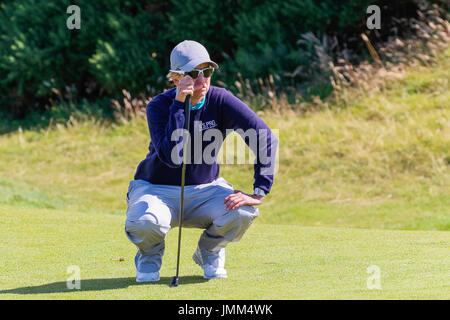 Irvine, Schottland. 27. Juli 2017. Der erste Tag der 15. Scottish Open Golf Championship begann heute mit 156 Spielern aus 32 Nationen, für das größte Preisgeld in der Geschichte der Meisterschaft zu spielen. Viele der Spieler kämpften mit starken Böen bis zu 20 km/h Südwestströmung, die engen Verbindungen Stil Kurs und der gelegentliche Regen-Dusche. Bildnachweis: Findlay/Alamy Live-Nachrichten Stockfoto