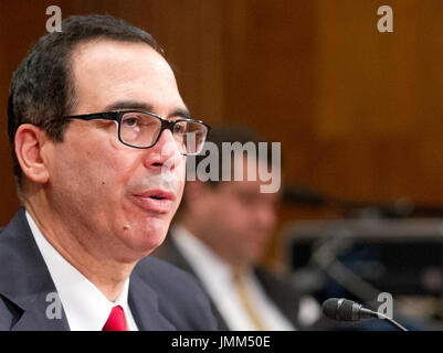 Washington DC, USA. 26. Juli 2017. Vereinigte Staaten Minister fuer dem Fiskus Steven Mnuchin bezeugt vor uns Senate Committee on Appropriations während der Anhörung des Geschäftsjahres 2018 Haushaltsantrag für das US-Department des Finanzministeriums auf dem Capitol Hill in Washington, DC auf Mittwoch, 26. Juli 2017 zu überprüfen. Bildnachweis: Ron Sachs/CNP/MediaPunch/Alamy Live-Nachrichten Stockfoto