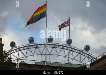 London, UK. 27. Juli 2017. Regierungsgebäude in Whitehall Flagge stolz auf den 50. Jahrestag der Entkriminalisierung der Homosexualität in England und Wales. London Eye im Hintergrund. Bildnachweis: Claire Doherty/Alamy Live News Stockfoto