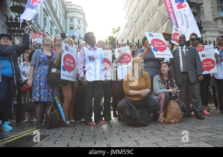 Whitehall, London, UK. 27. Juli 2017. Königliche Hochschule der Krankenpflege Kundgebung eine Schrott der Pay GAP, gepaart mit Burserie gestrichen, für Schüler der Anwendungen Krankenschwestern für Krankenschwester Ausbildung Kredit abgelehnt haben: Philip Robins/Alamy Live News Stockfoto